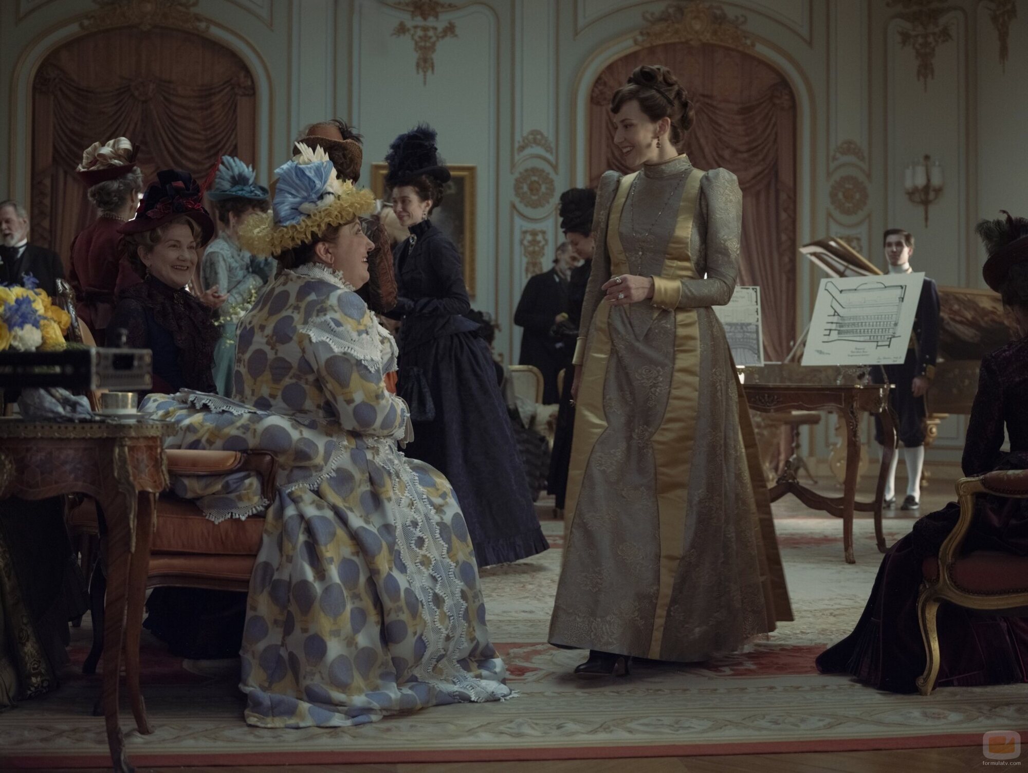 Ashlie Atkinson y Carrie Coon en el 3x01 de 'The Gilded Age'