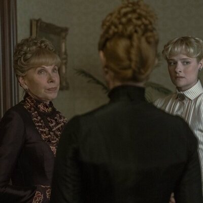 Christine Baranski y Louisa Jacobson en el 3x01 de 'The Gilded Age'