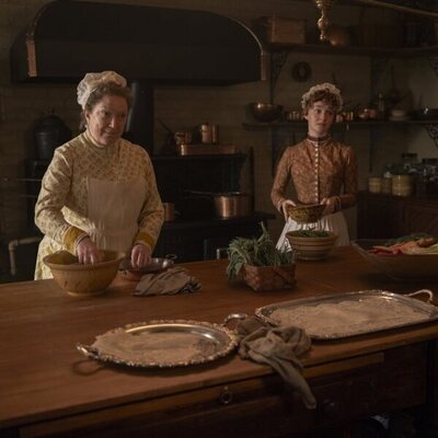 Kristine Nielsen y Taylor Richardson en el 3x01 de 'The Gilded Age'