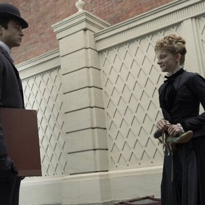 Ben Ahlers y Erin Wilhelmi en el 3x01 de 'La edad dorada'