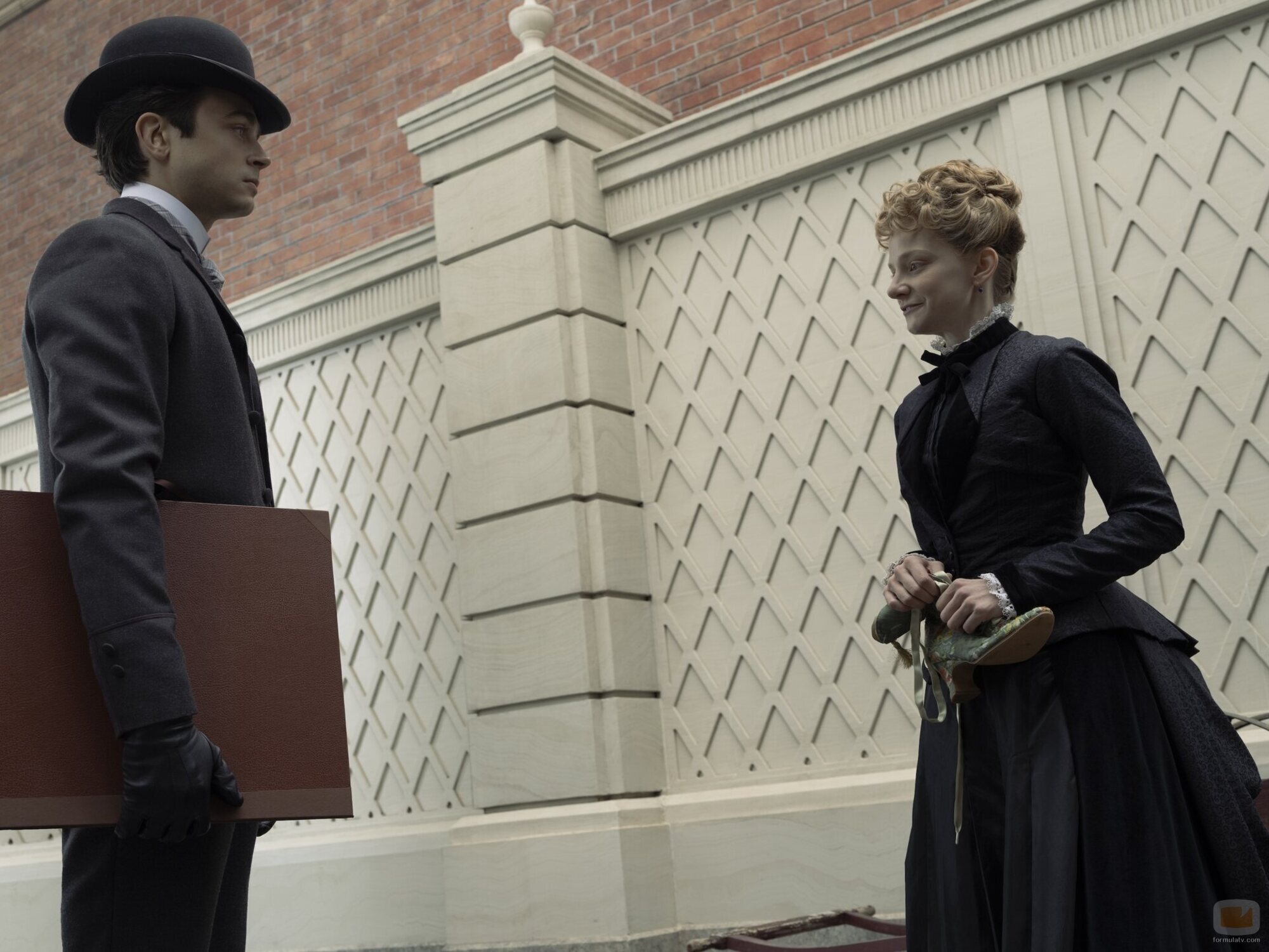 Ben Ahlers y Erin Wilhelmi en el 3x01 de 'La edad dorada'