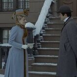 Harry Richardson y Louisa Jacobson en el 3x01 de 'The Gilded Age'