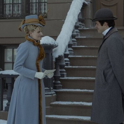 Harry Richardson y Louisa Jacobson en el 3x01 de 'The Gilded Age'