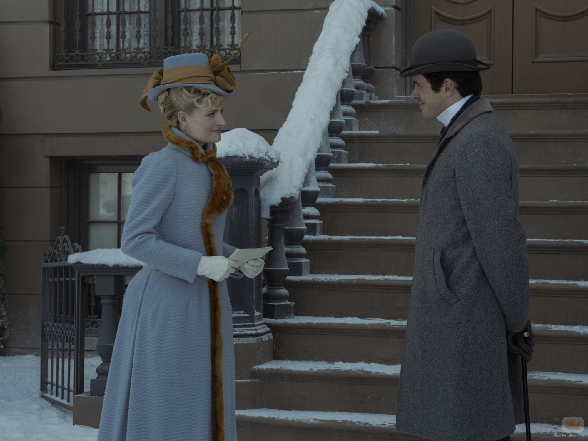 Harry Richardson y Louisa Jacobson en el 3x01 de 'The Gilded Age'