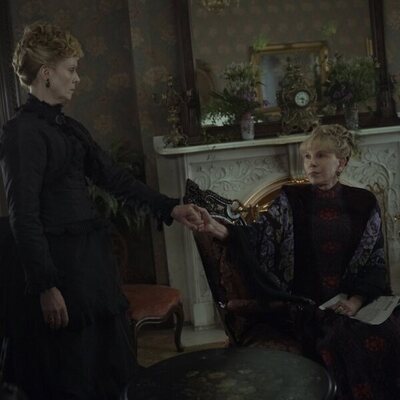 Christine Baranski y Cynthia Nixon en '¿Quién está al mando aquí?' de 'La edad dorada'