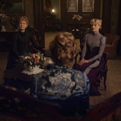 Cynthia Nixon y Louisa Jacobson en la temporada 3 y el capítulo 01 de 'La edad dorada'