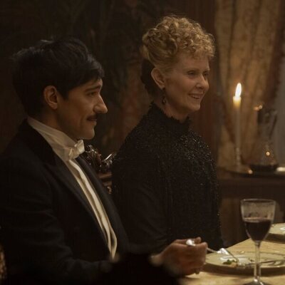 Cynthia Nixon y Blake Ritson en el 3x01 de 'La edad dorada'