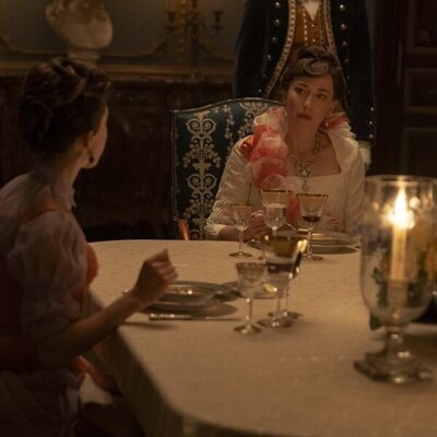 Carrie Coon en el 3x01 de 'La edad dorada'