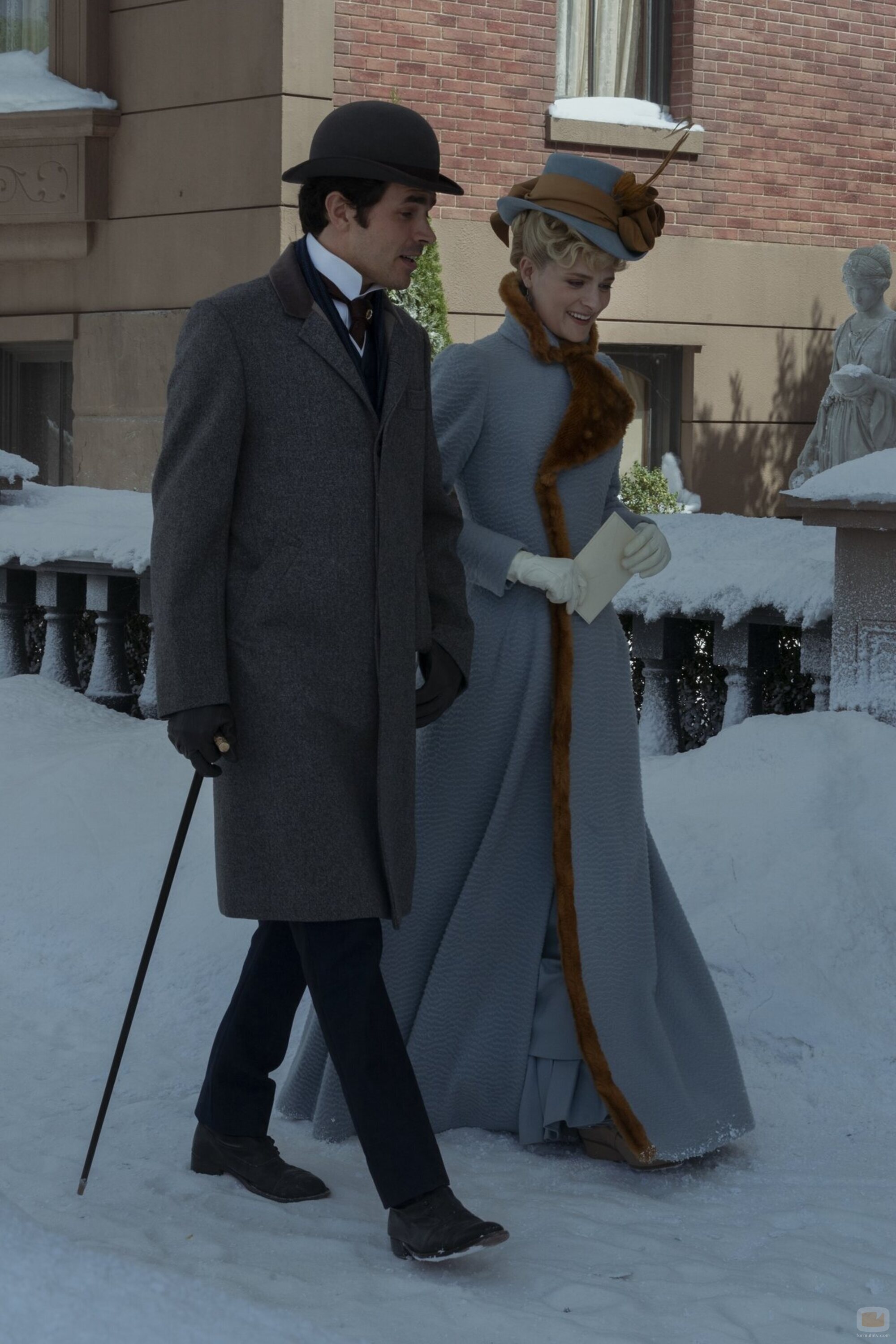Imagen de Harry Richardson y Louisa Jacobson en el 3x01 de 'The Gilded Age'