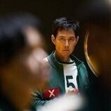 Escena de Lee Jung-jae en 3x01 titulado 'Llaves y puñales' de 'El juego del calamar'