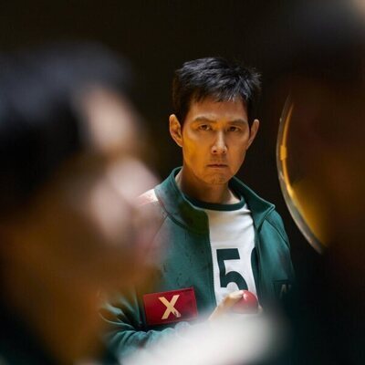Escena de Lee Jung-jae en 3x01 titulado 'Llaves y puñales' de 'El juego del calamar'