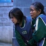 Kang Ae-shim y Jo Yuri en el 'Noche estrellada' de 'Squid Game'