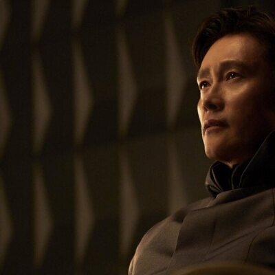 Escena de Lee Byung-hun en 3x04 titulado '222' de 'El juego del calamar'