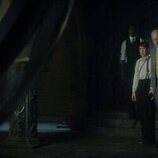 Charles Dance y Laurie Kynaston en 1x01 titulado 'El sueño de los justos' de 'Sandman'