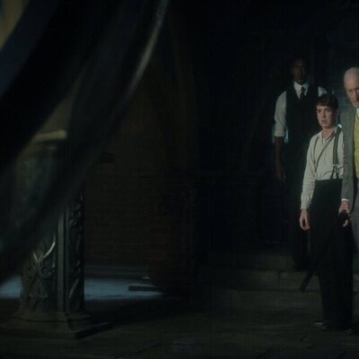 Charles Dance y Laurie Kynaston en 1x01 titulado 'El sueño de los justos' de 'Sandman'