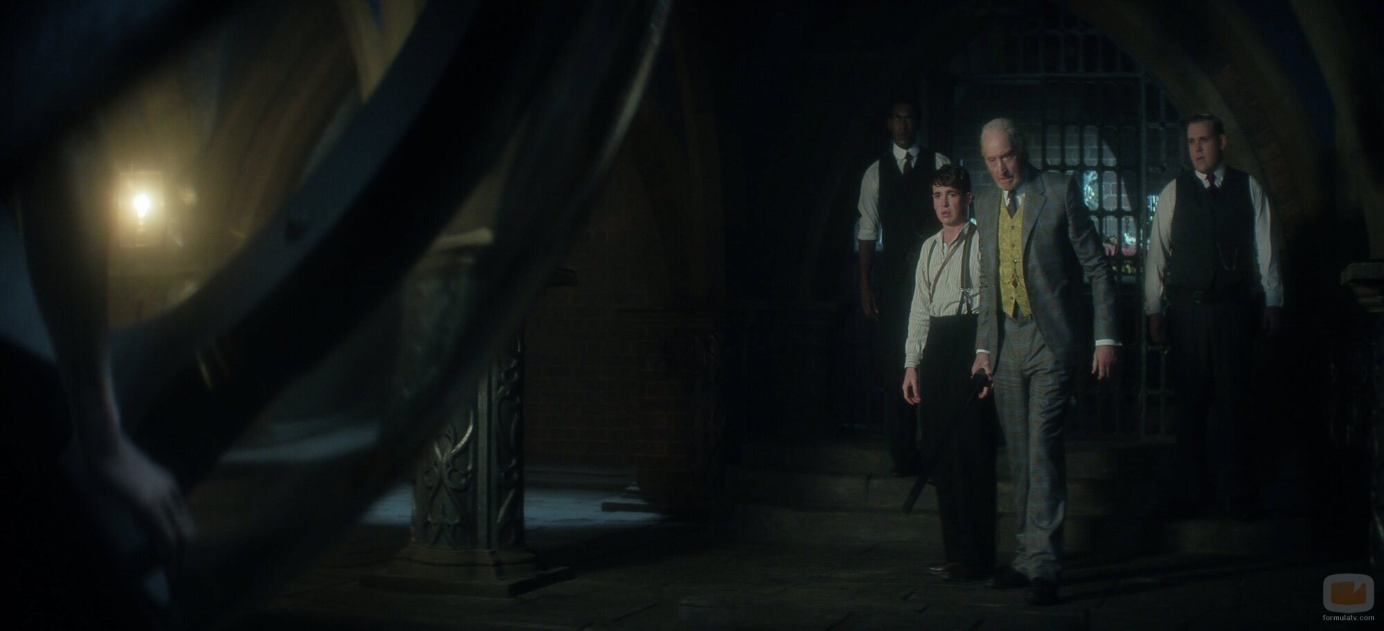 Charles Dance y Laurie Kynaston en 1x01 titulado 'El sueño de los justos' de 'Sandman'