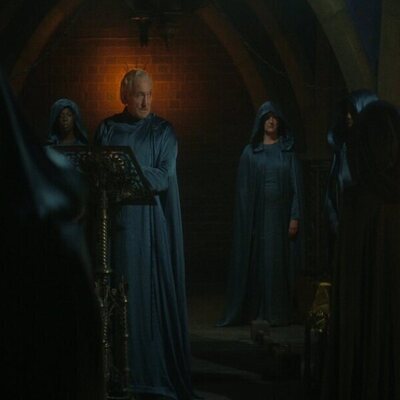 Charles Dance en el 1x01 de 'The Sandman'