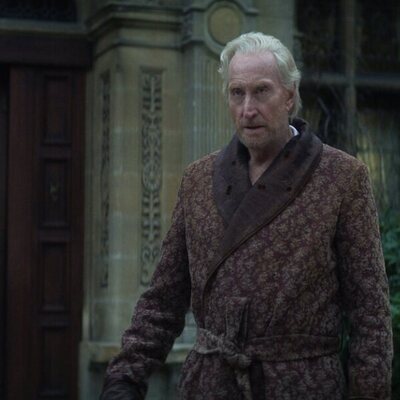 Foto de Charles Dance en el 1x01 de 'The Sandman'
