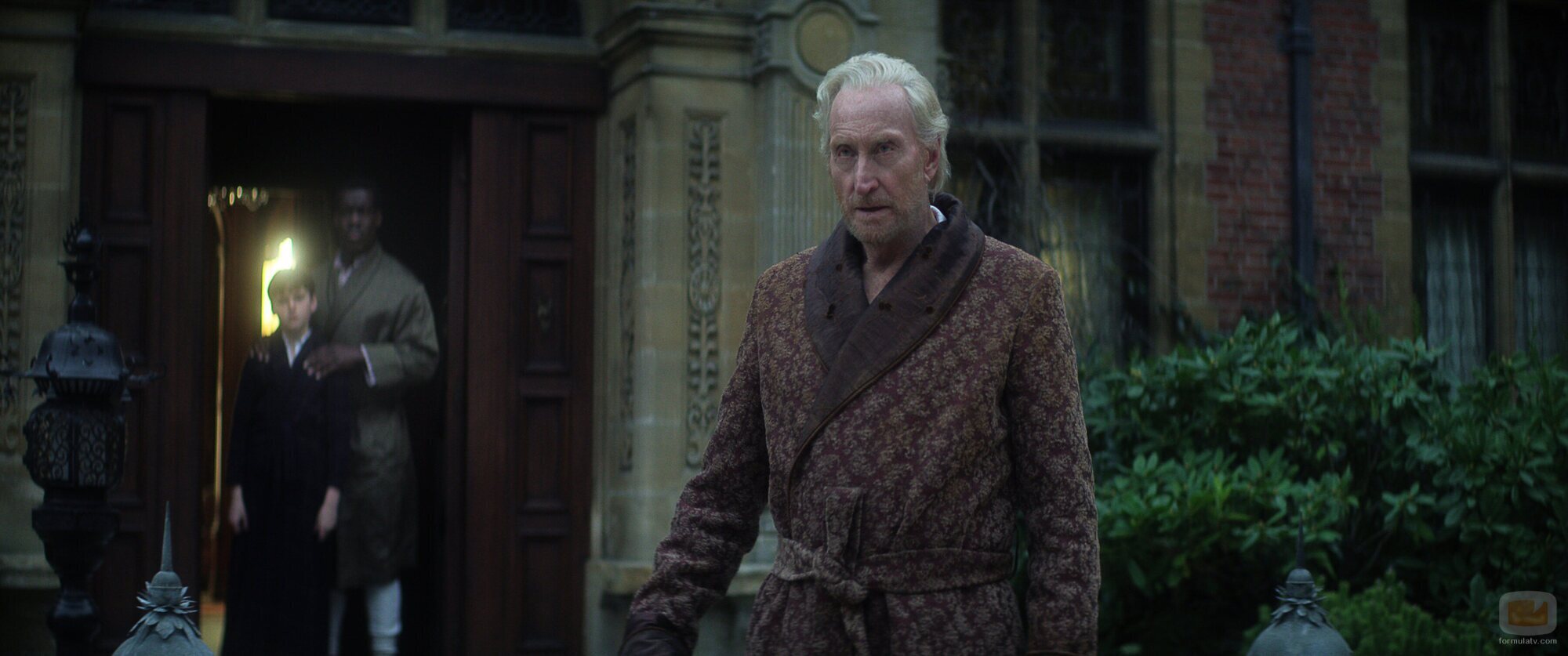 Foto de Charles Dance en el 1x01 de 'The Sandman'
