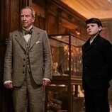Charles Dance y Benjamin Evan Ainsworth en 1x01 titulado 'El sueño de los justos' de 'Sandman'