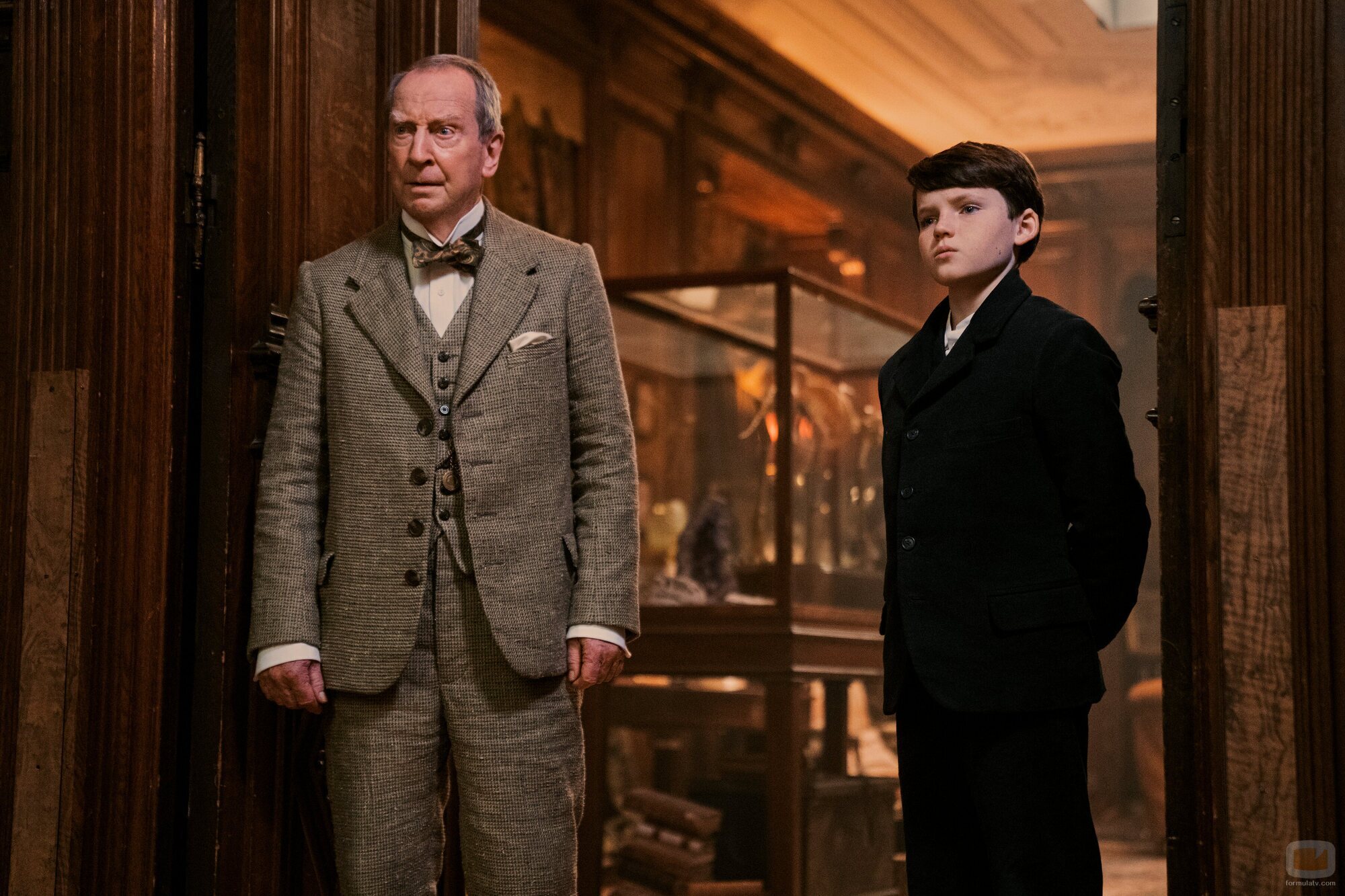 Charles Dance y Benjamin Evan Ainsworth en 1x01 titulado 'El sueño de los justos' de 'Sandman'