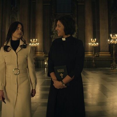 Jenna Coleman y Meera Syal en el 1x03 de 'Sandman'