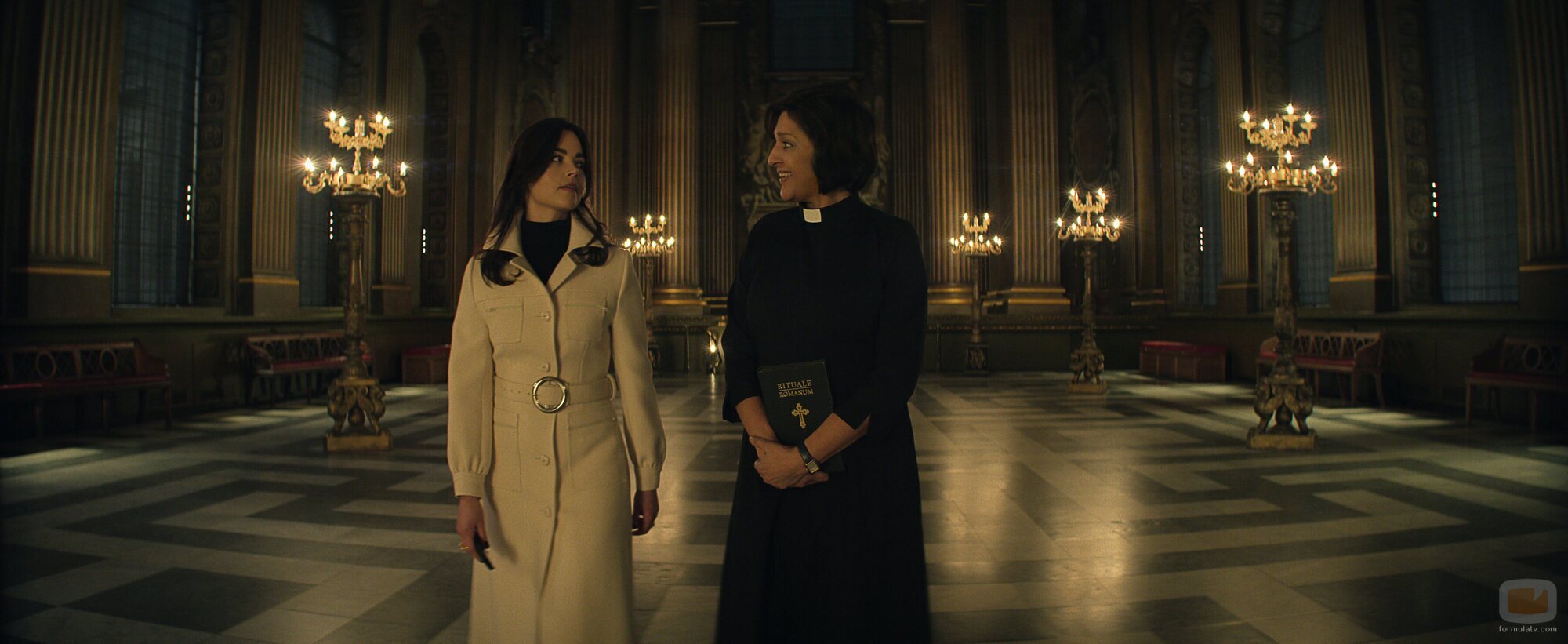 Jenna Coleman y Meera Syal en el 1x03 de 'Sandman'