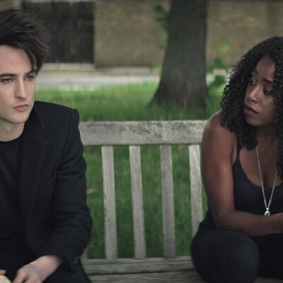 Kirby Howell-Baptiste y Tom Sturridge en 1x06 'El sonido de sus alas' de 'Sandman'