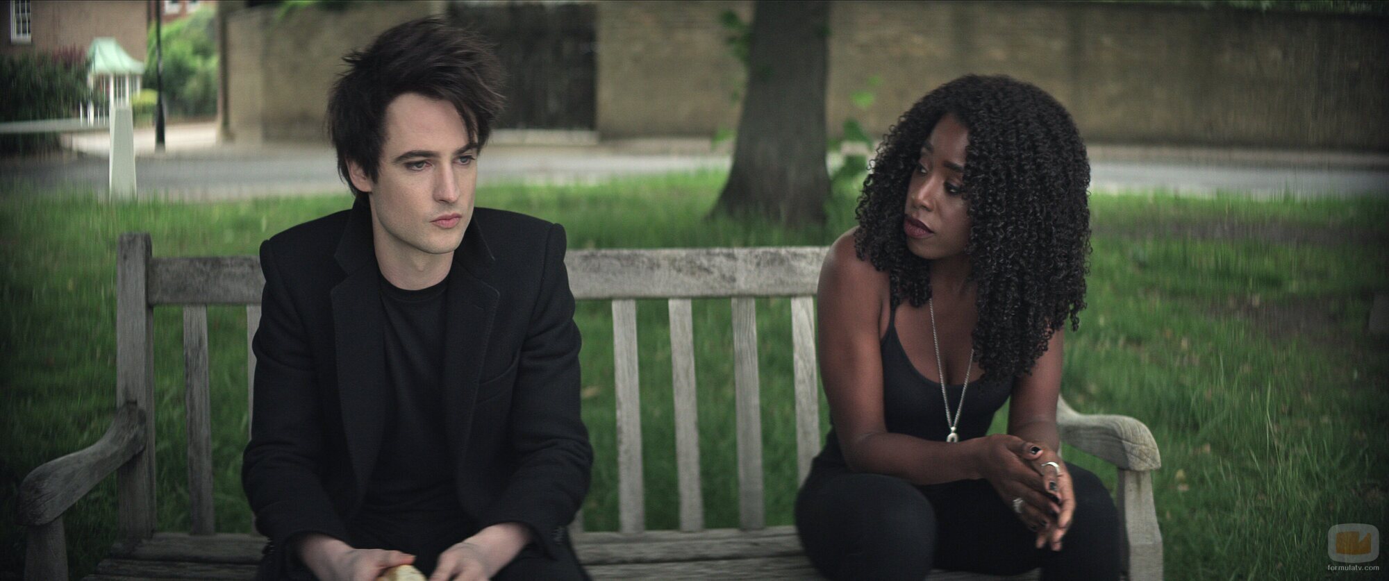 Kirby Howell-Baptiste y Tom Sturridge en 1x06 'El sonido de sus alas' de 'Sandman'