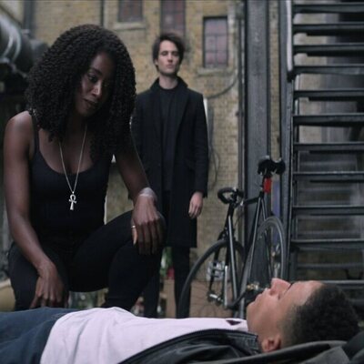 Kirby Howell-Baptiste y Tom Sturridge en la temporada 1 y el capítulo 06 de 'Sandman'