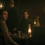 Tom Sturridge y Ferdinand Kingsley en 1x06 titulado 'El sonido de sus alas' de 'Sandman'