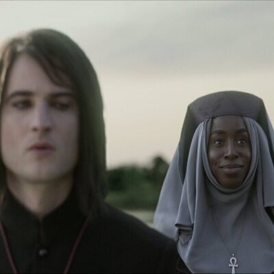 Escena de Kirby Howell-Baptiste y Tom Sturridge en 1x06 'El sonido de sus alas' de 'Sandman'