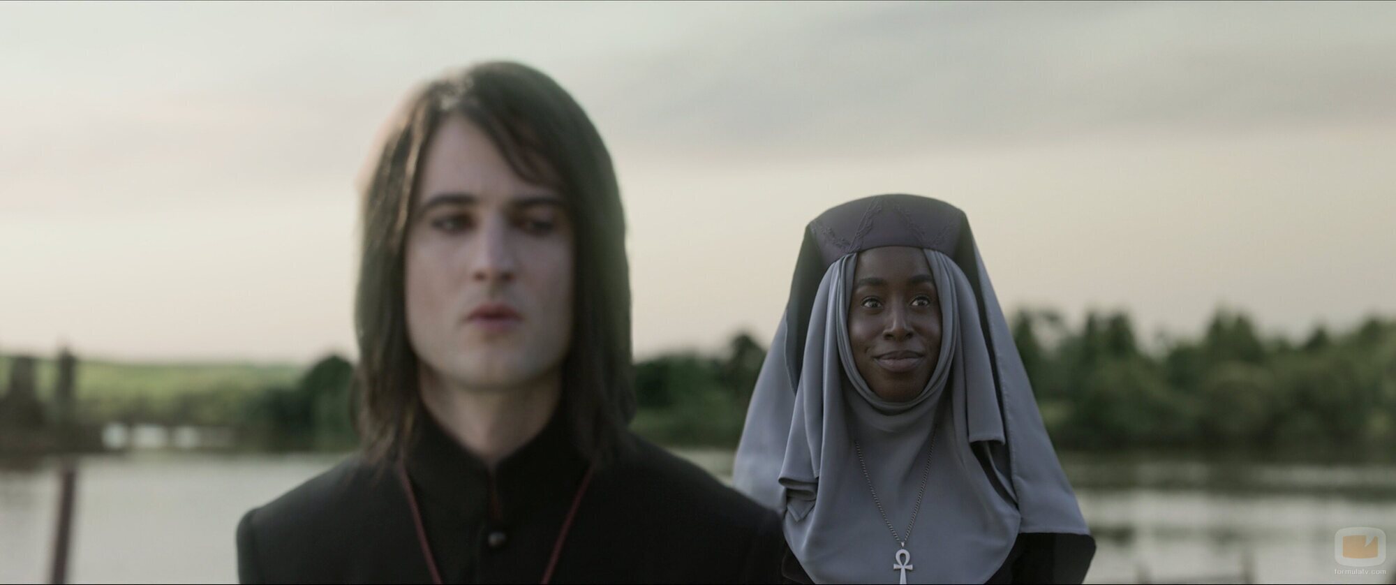 Escena de Kirby Howell-Baptiste y Tom Sturridge en 1x06 'El sonido de sus alas' de 'Sandman'