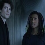 Tom Sturridge y Kyo Ra en 'Jugar a papás y mamás' de 'The Sandman'