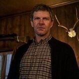 Sam Hazeldine en Capítulo 8 titulado 'Jugar a papás y mamás' de 'Sandman'