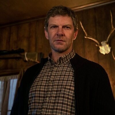 Sam Hazeldine en Capítulo 8 titulado 'Jugar a papás y mamás' de 'Sandman'