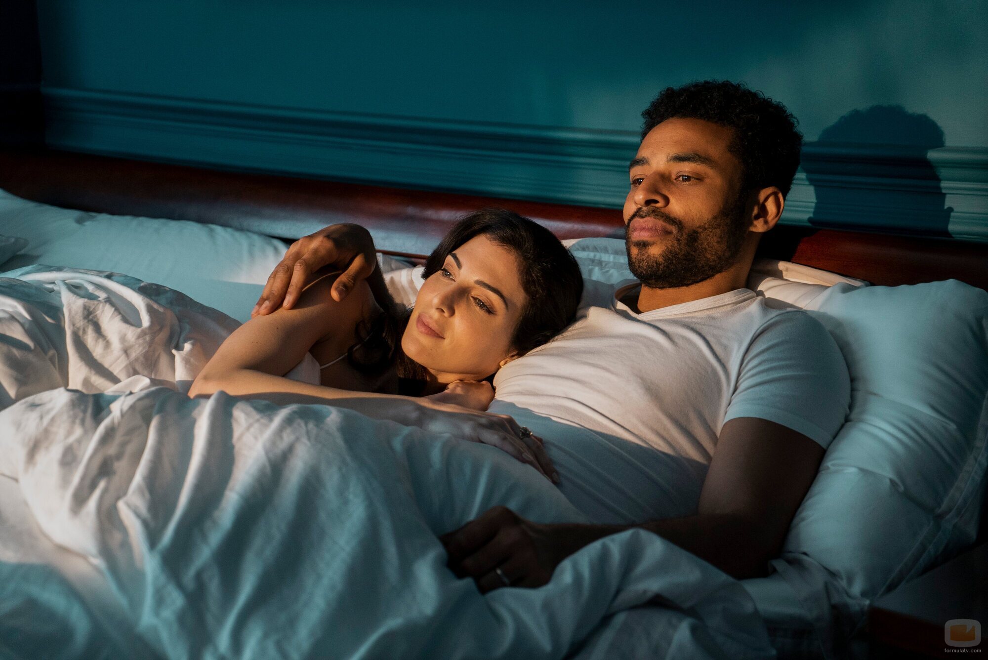 Razane Jammal en 1x08 titulado 'Jugar a papás y mamás' de 'Sandman'