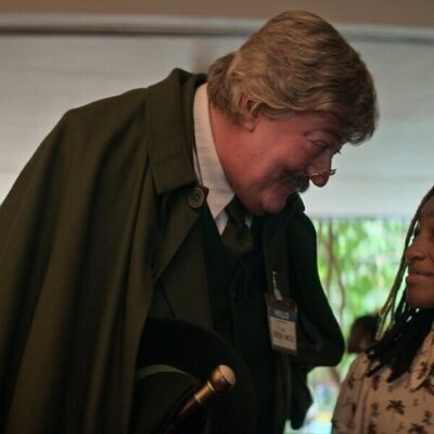 Stephen Fry y Kyo Ra en el 1x09 de 'The Sandman'