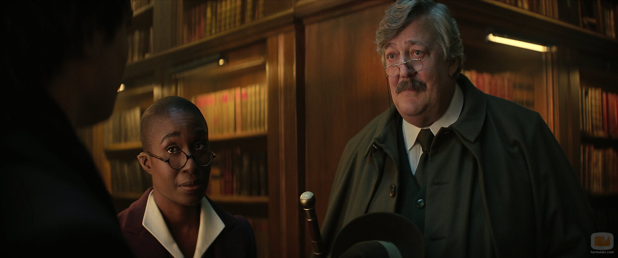 Stephen Fry y Vivienne Acheampong en 'Coleccionistas' de 'The Sandman'