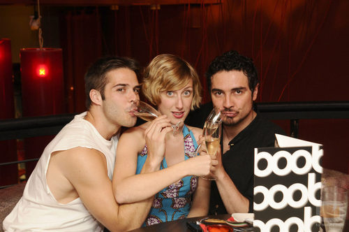 Cecilia Freire, Álex Barahona y José Manuel Seda tomando champán