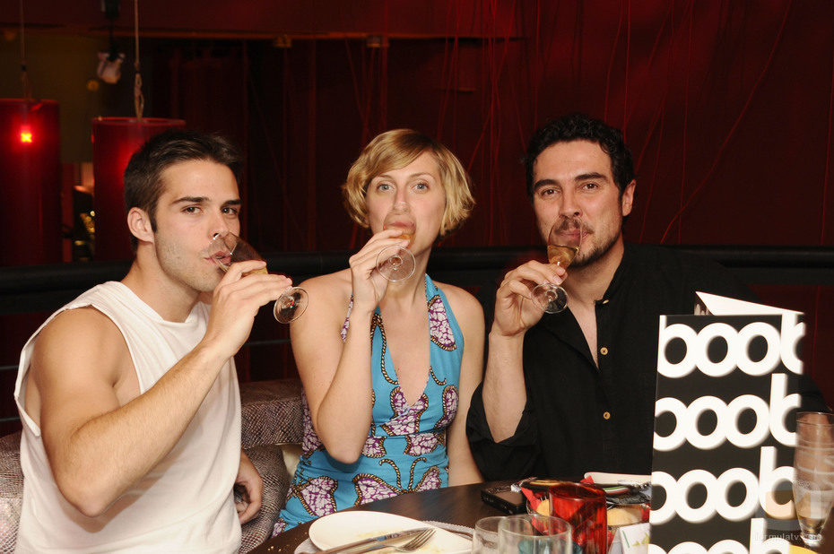 Cecilia Freire, Álex Barahona y José Manuel Seda comparten champán