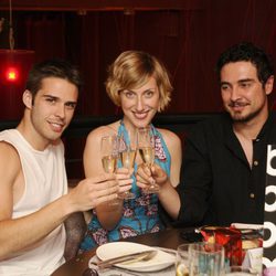 Berto, Blanca y Martín brindan en una cena romántica