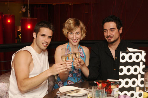 Berto, Blanca y Martín brindan en una cena romántica