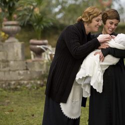 Adriana Ugarte con un bebé en brazos
