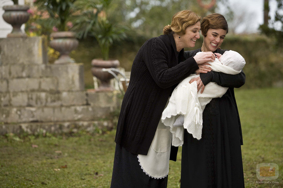 Adriana Ugarte con un bebé en brazos