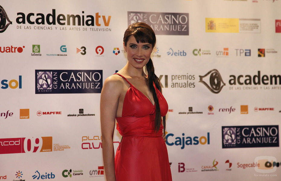 Pilar Rubio, con vestido rojo, posa en los premios ATV 2009