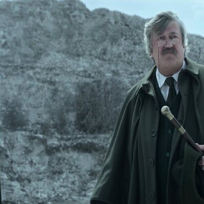 Stephen Fry y Tom Sturridge en la temporada 1 y el capítulo 10 de 'Sandman'