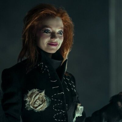 Esme Creed-Miles en 2x01 titulado 'Estación de nieblas' de 'Sandman'