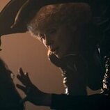 Gwendoline Christie y Sanjeev Bhaskar en la temporada 2 y el capítulo 01 de 'Sandman'