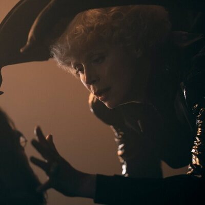 Gwendoline Christie y Sanjeev Bhaskar en la temporada 2 y el capítulo 01 de 'Sandman'